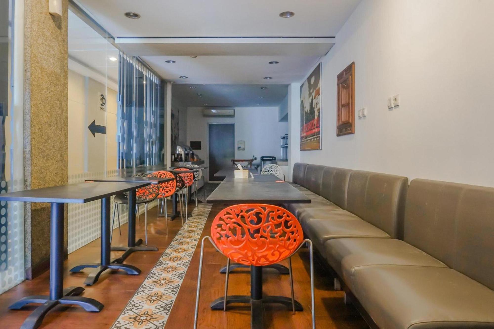 Collection O Hotel Antara Джакарта Екстериор снимка