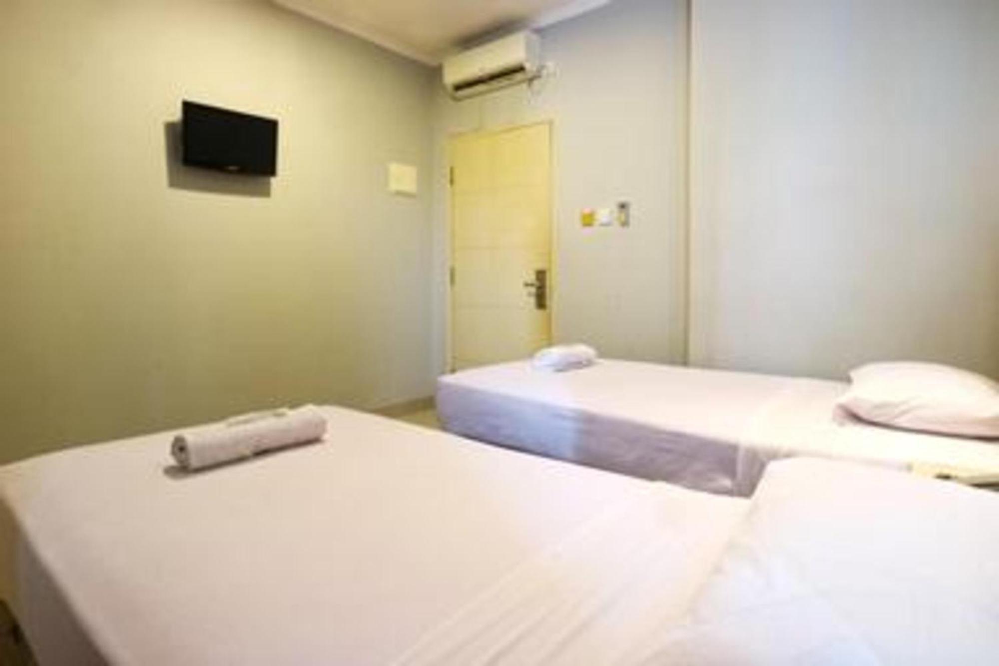 Collection O Hotel Antara Джакарта Екстериор снимка