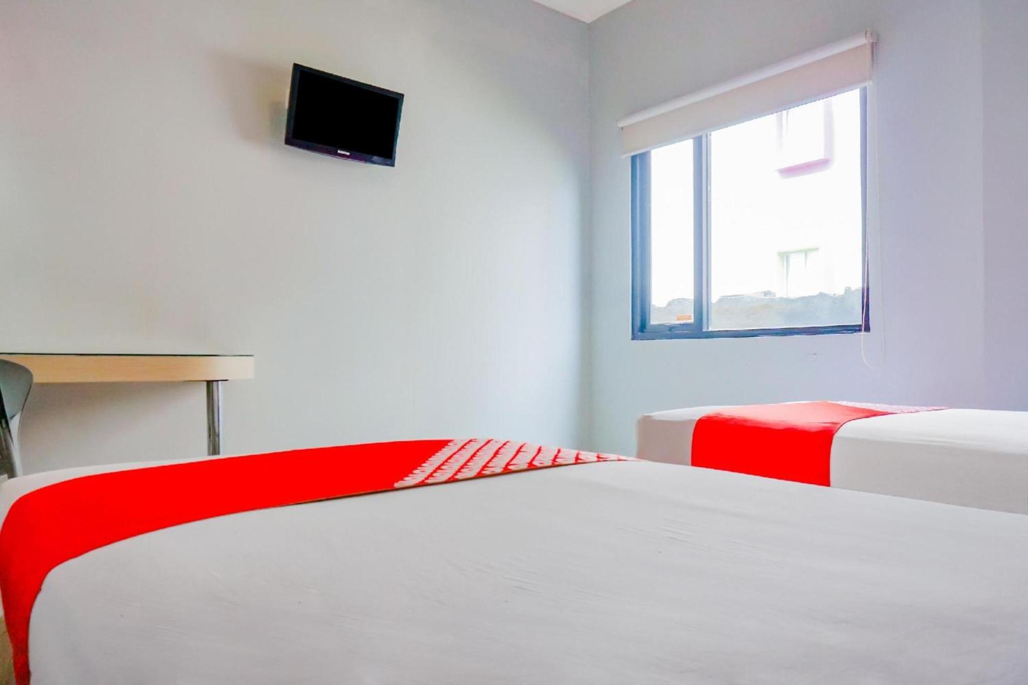Collection O Hotel Antara Джакарта Екстериор снимка