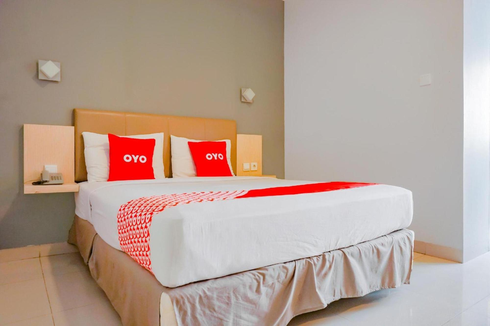 Collection O Hotel Antara Джакарта Екстериор снимка