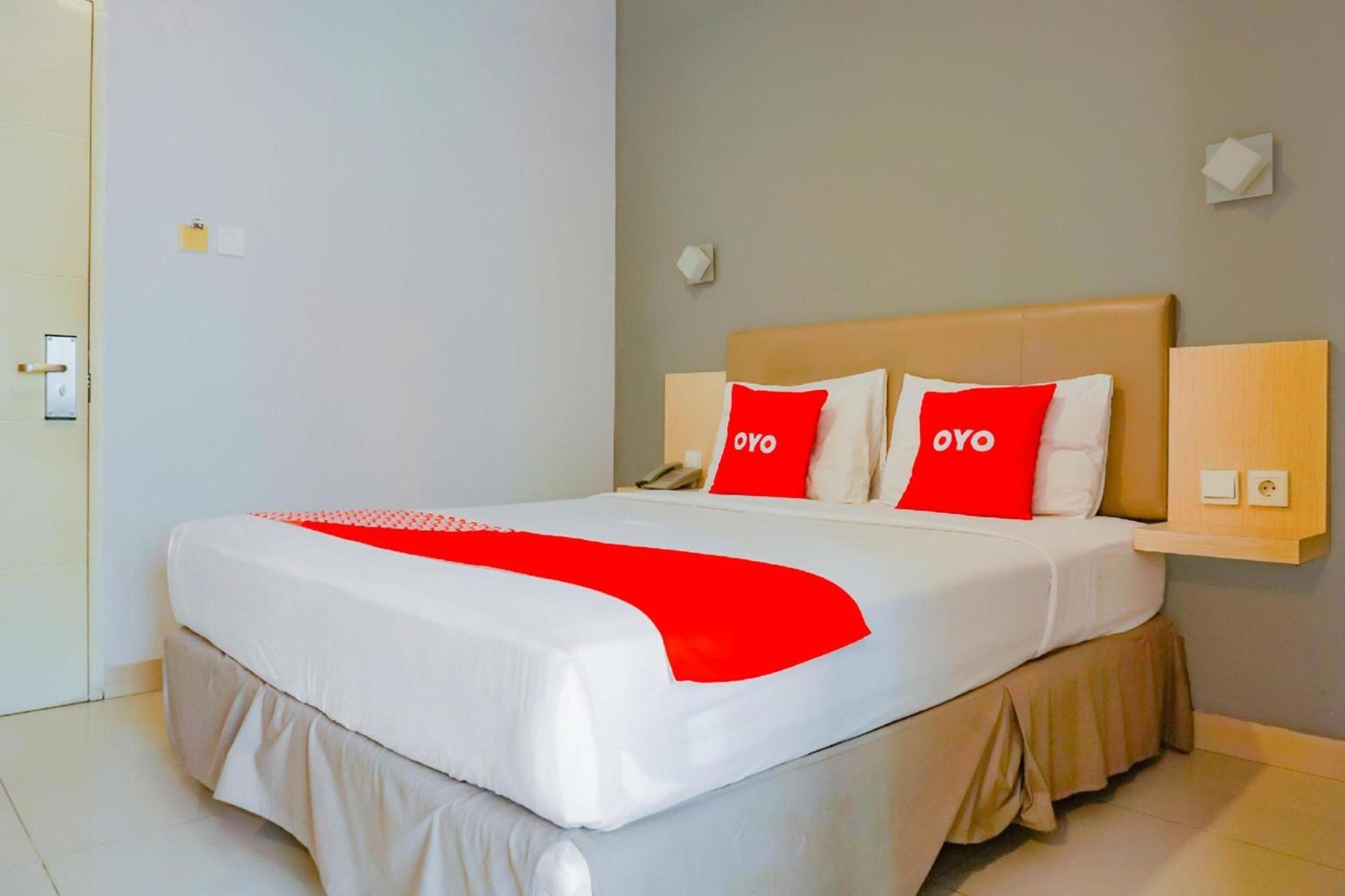 Collection O Hotel Antara Джакарта Екстериор снимка