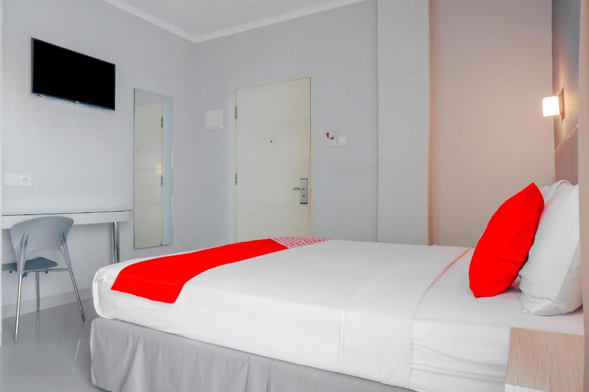 Collection O Hotel Antara Джакарта Екстериор снимка