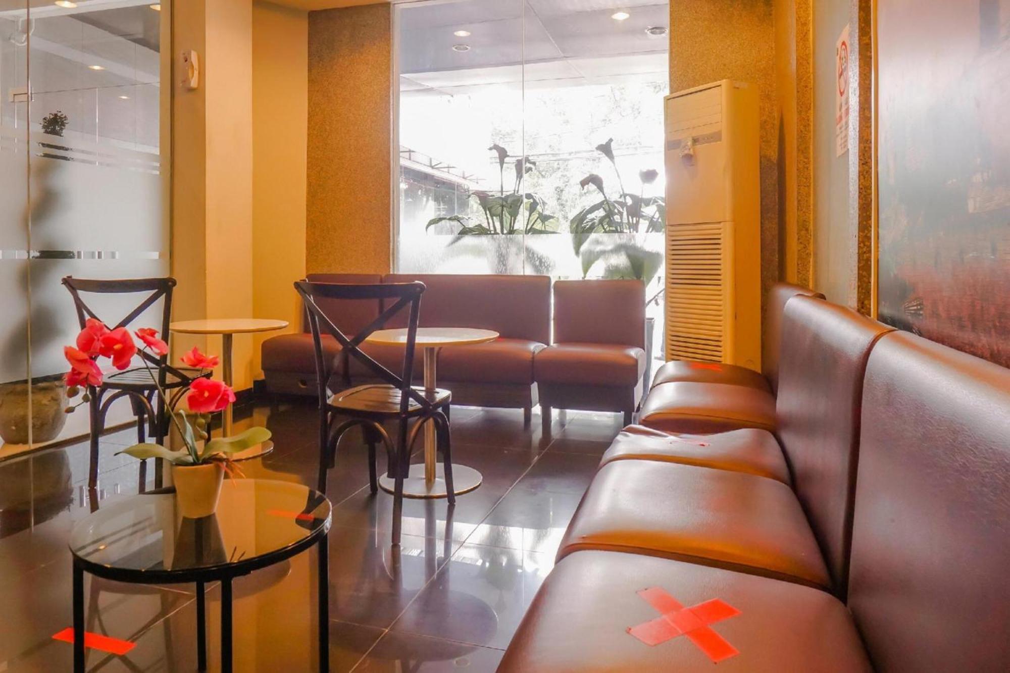 Collection O Hotel Antara Джакарта Екстериор снимка