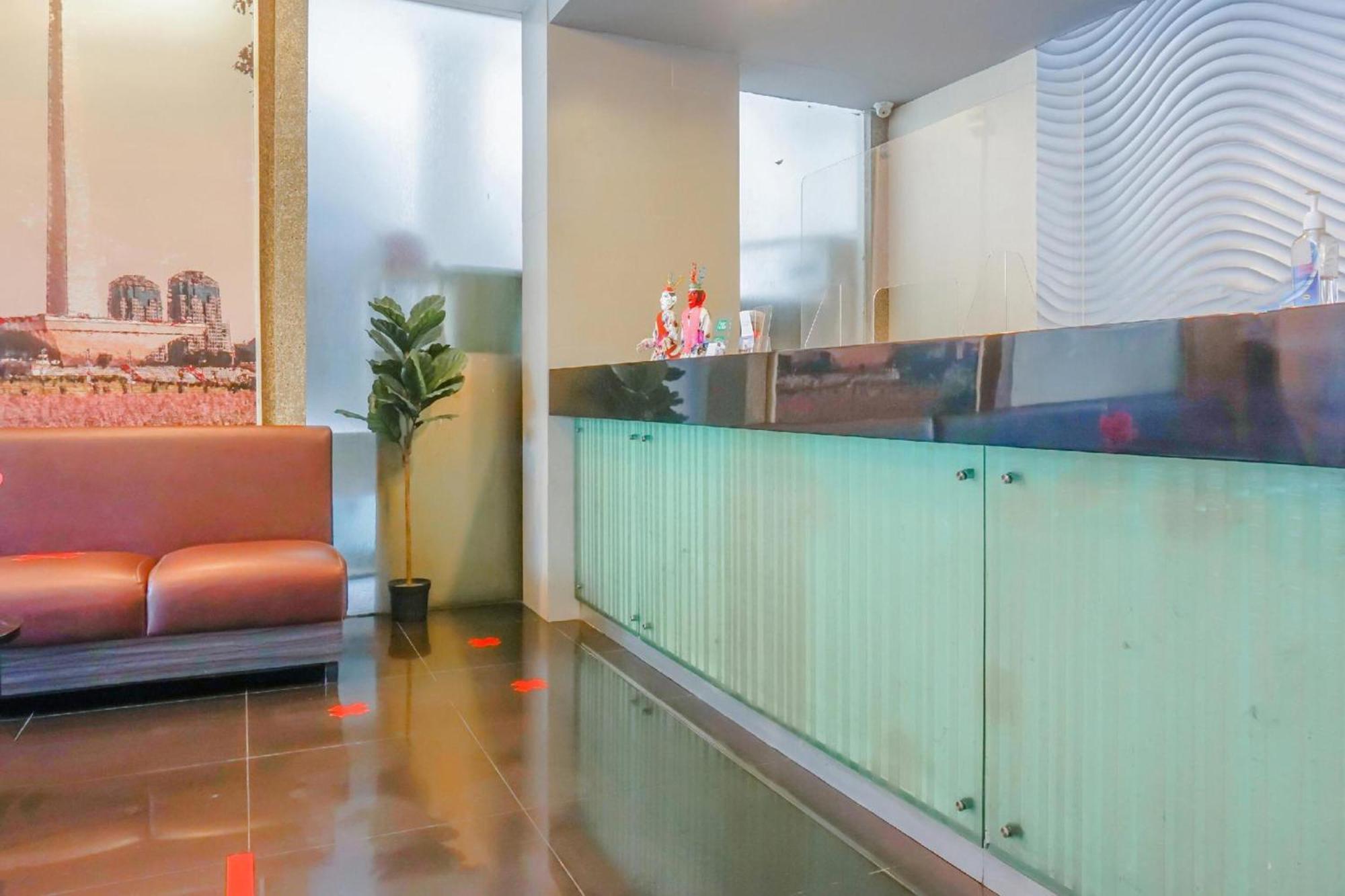 Collection O Hotel Antara Джакарта Екстериор снимка